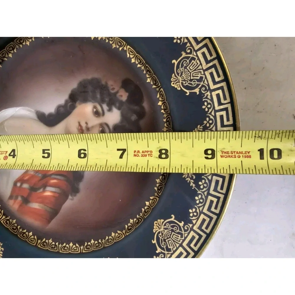 ANTIQUE‎ HAND PAINTED ROYAL VIENNA GOLD PORTRAIT CABINET PLATE SIGNED w/beehive